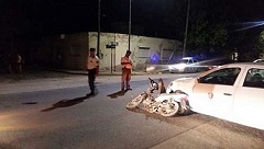 Dos jóvenes con lesiones al chocar una moto y un auto