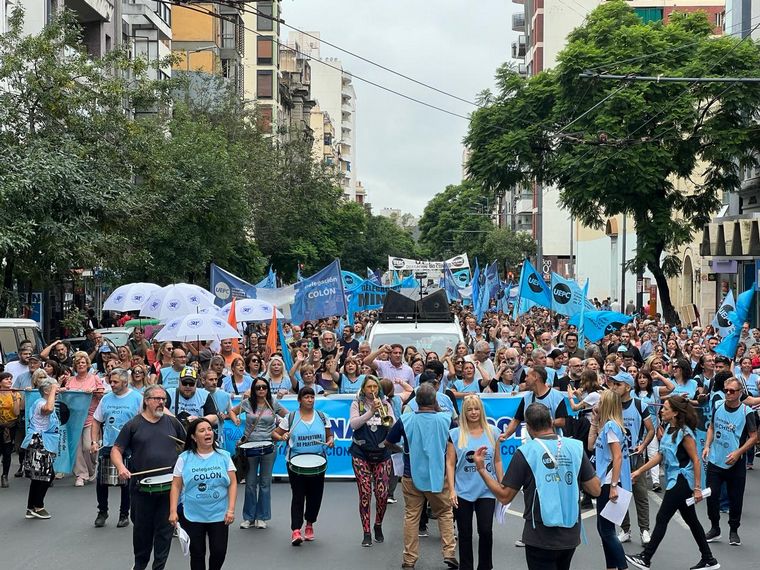Docentes de todo el país comienzan a discutir los salarios con el Gobierno