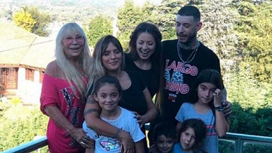Ulises Bueno, con su hija y en familia