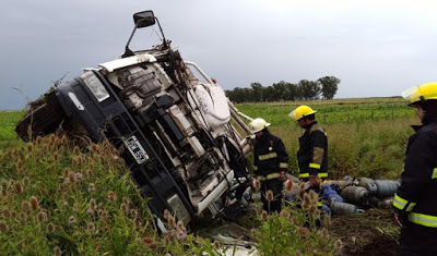 Espectacular vuelco de un camión con garrafas en ruta 4