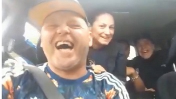 Escándalo por un video de policías cantando con el Pepo