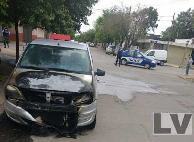 LEONES: INCENDIO DE UN AUTOMÓVIL EN LA ZONA URBANA