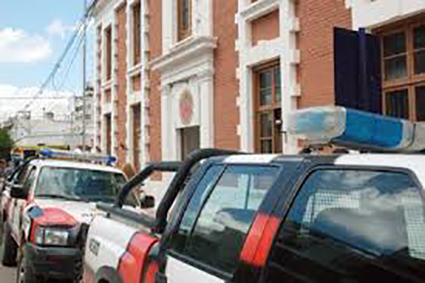 Detuvieron a dos hombres por amenazar a sus parejas