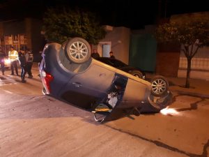 Villa María: Auto tumbó y quedó ruedas para arriba, no hubo lesionados