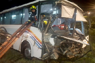 Chocaron un colectivo y un camión cerca de Espinillo: confirman cinco heridos
