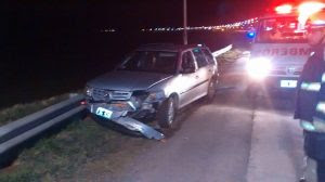 GENERAL ROCA: Un auto despistó, hizo un trompo, y choco contra guardarrail