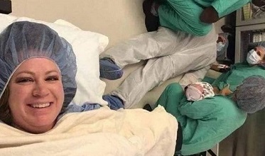 Una joven dio a luz, su marido se desmayó y ella lo escrachó
