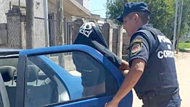 Entró armado y se llevó el celular de una mujer